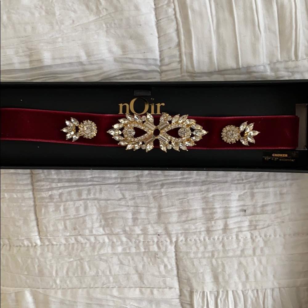 Noir velvet choker